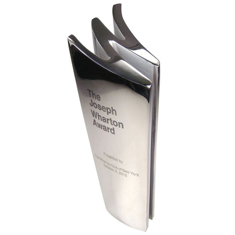 Trophée en aluminium poli au design vertical contemporain avec sommet sculpté et inscription Joseph Wharton Award