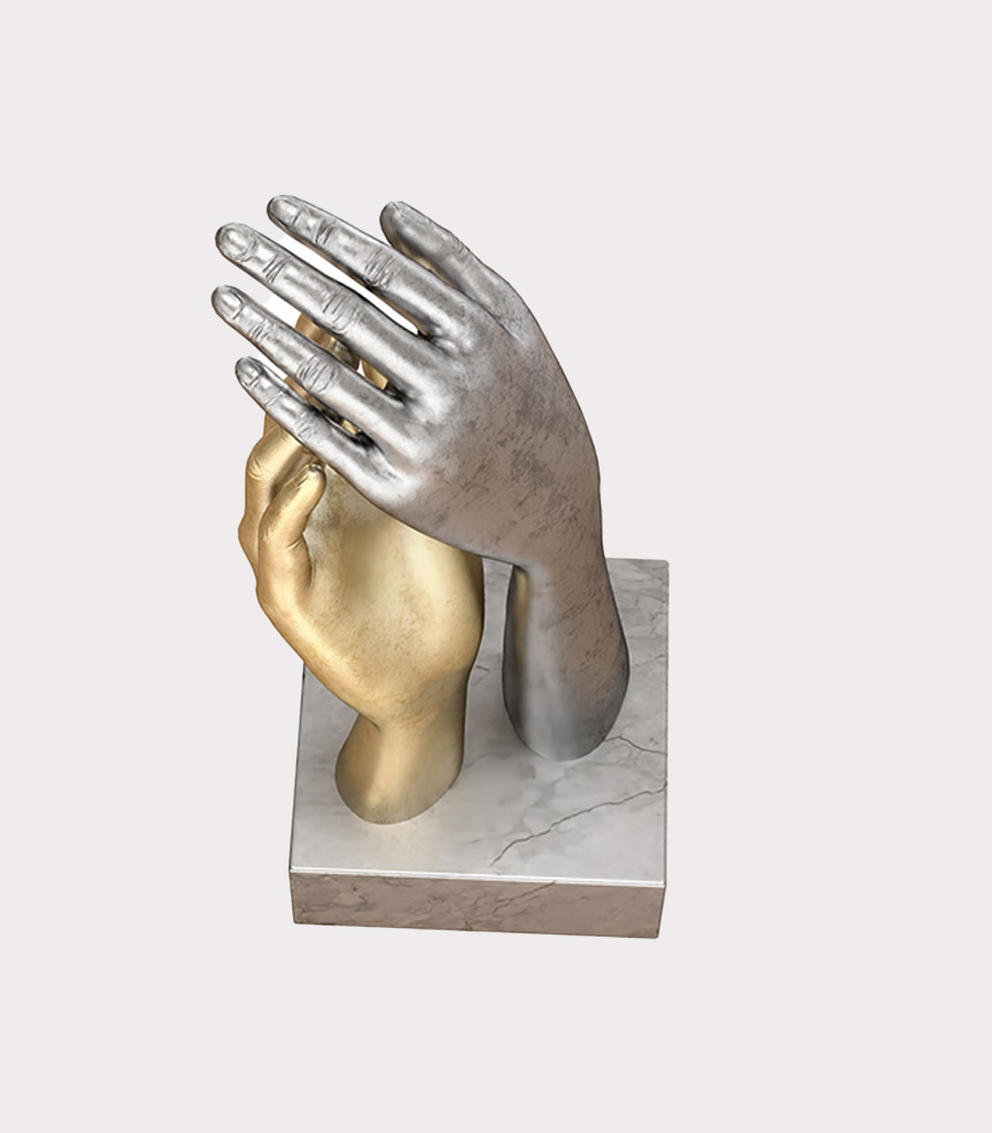 Trophée en aluminium représentant deux mains sculptées aux finitions dorée et argentée sur un socle carré effet marbre