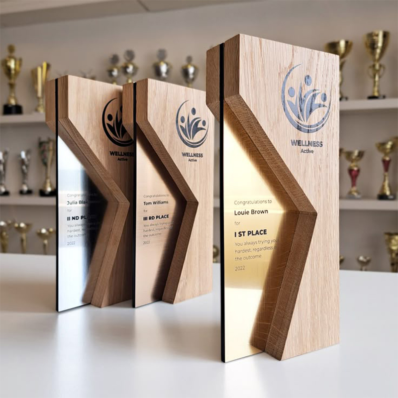 Trois trophées personnalisés Wellness Active en bois et Darvic, avec formes géométriques, plaques réfléchissantes et inscriptions de classement