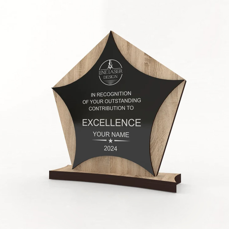 Trophée Excellence en bois et plexiglass noir en forme d'étoile à cinq pointes, avec inscriptions personnalisées et socle en bois