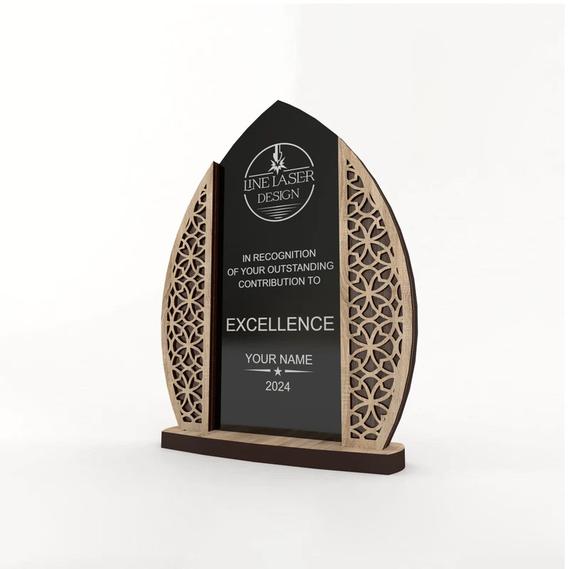 Trophée en bois et plexiglass noir avec panneaux latéraux ajourés de motifs géométriques et inscription Excellence 2024 sur socle en bois