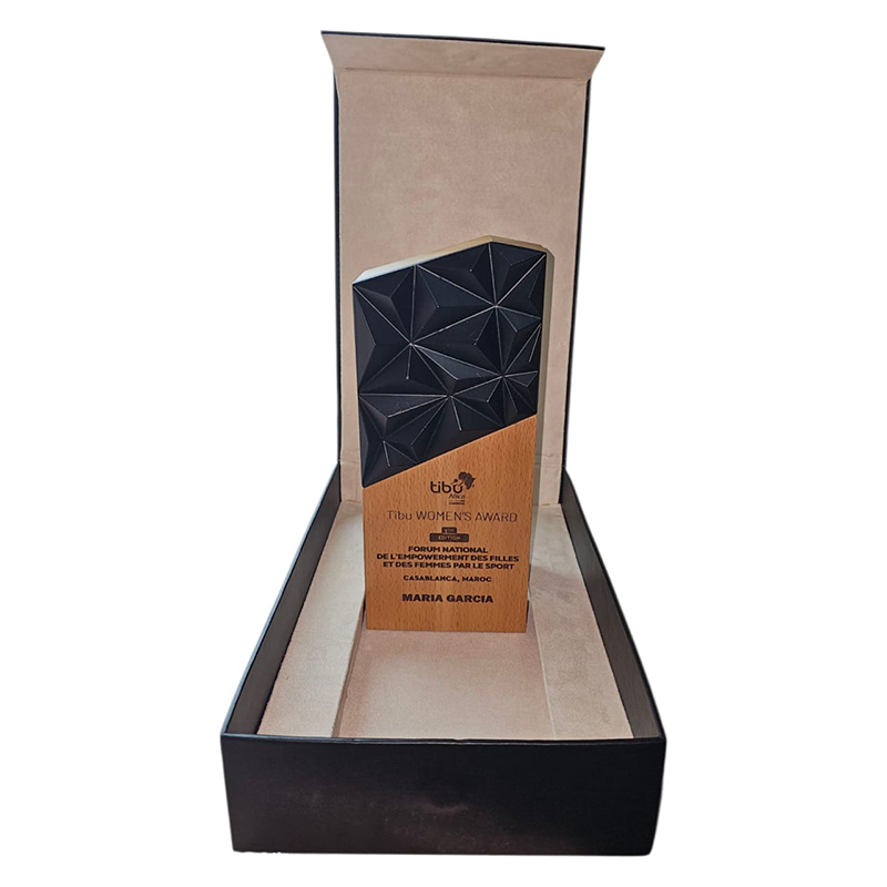 Trophée en bois Tibu Women's Award avec motif géométrique noir et inscription personnalisée, présenté dans un coffret de remise de prix