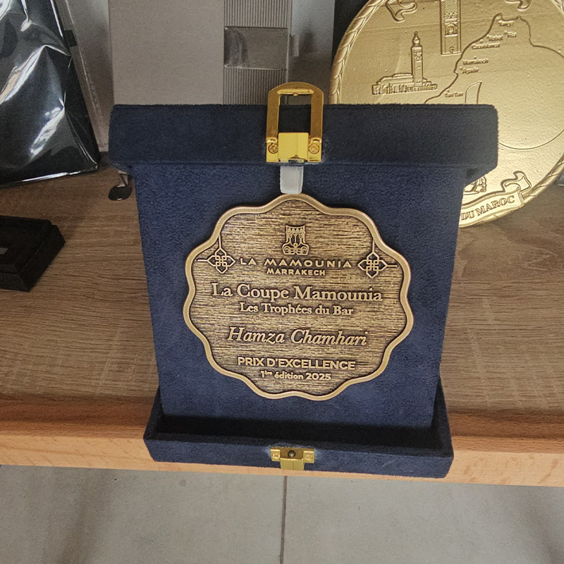 Trophée La Coupe Mamounia 2025 avec plaque décorative gravée au nom de Hamza Chamham, finition métallique patinée et coffret bleu foncé