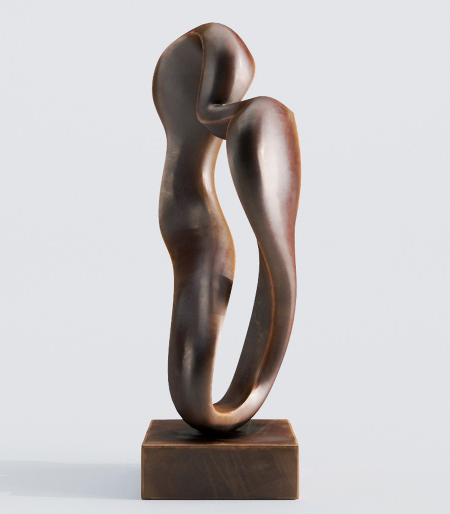 Trophée en cuivre patiné aux formes organiques entrelacées, avec ouverture centrale allongée et socle rectangulaire brun