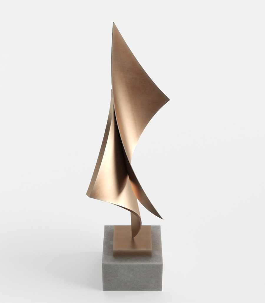 Trophée artistique en cuivre présentant deux formes triangulaires courbées et élancées, avec finition satinée et socle cubique gris