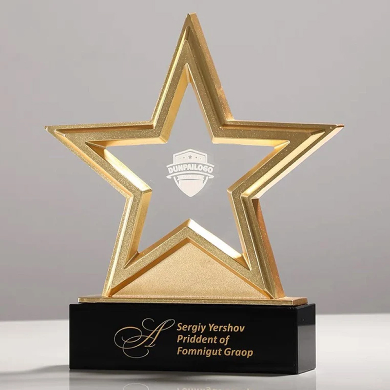 Trophée personnalisé en métal effet doré en forme d'étoile avec centre transparent et socle noir
