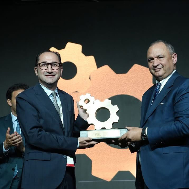 Remise d'un trophée industriel personnalisé en forme d'engrenage lors d'une cérémonie officielle au Maroc