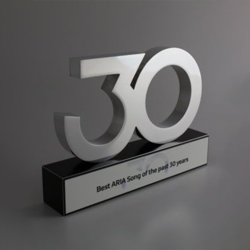 Trophée en inox argenté représentant le nombre 30 en relief sur un socle noir avec inscription Best ARIA Song of the Past 30 Years