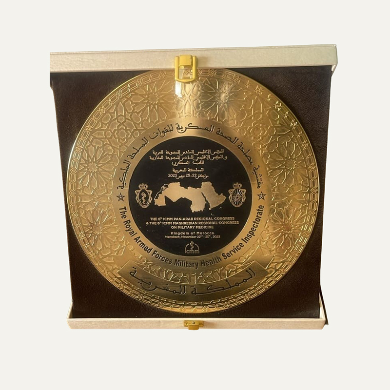 Trophée commémoratif circulaire en laiton gravé avec motifs géométriques marocains et inscriptions du 6e congrès ICMM, présenté dans un coffret