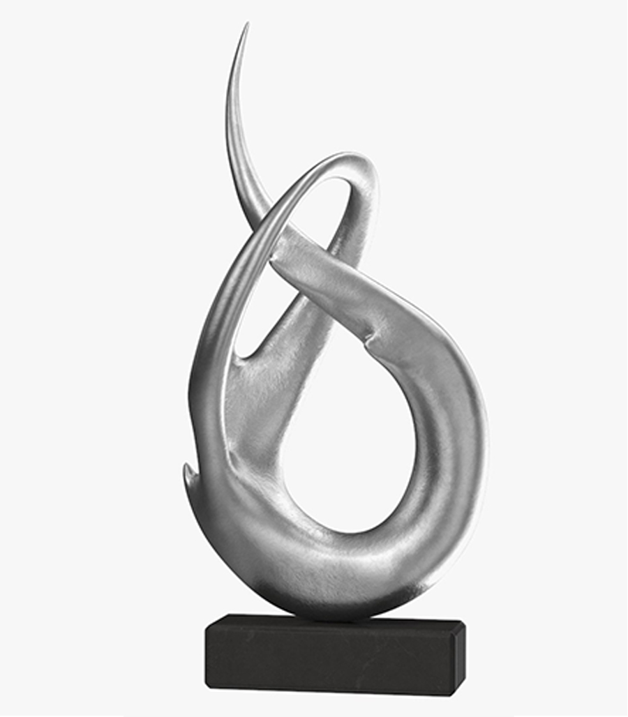 Trophée en métal argenté avec larges boucles sculpturales entrelacées et pointe verticale, présenté sur un socle noir rectangulaire