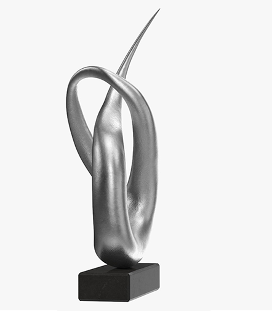 Trophée en métal argenté avec grandes courbes entrelacées et pointe élancée, monté sur un socle rectangulaire noir