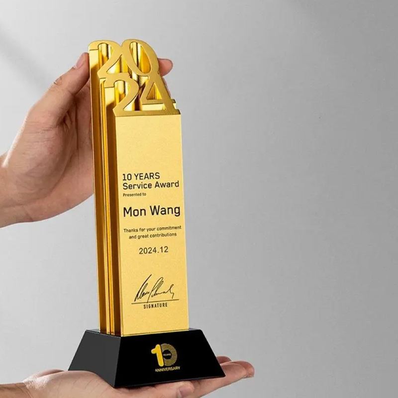 Trophée d'ancienneté de 10 ans en résine effet doré avec inscription personnalisée, année 2024 et socle noir