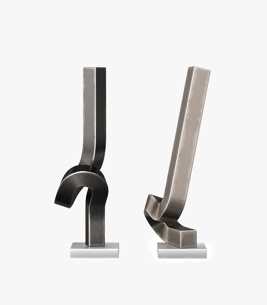 Deux trophées en métal argenté aux formes géométriques verticales et courbes, présentés côte à côte sur des socles rectangulaires clairs
